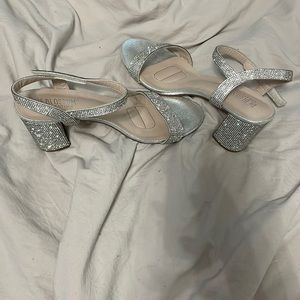 DE BLOSSOM COLLECTION silver heels size 10